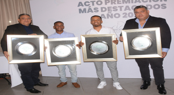 LOS MEJORES DEL 2024.- Los máximos ganadores en sus respectivas categorías de la premiación anual a los más destacados de la hípica nacional, exhiben sus placas de reconocimiento en el acto en el cual fueron galardonados el miércoles. Desde la izquierda: Manuel Lara, del Establo Hermanos Lara (Establo del Año); José L. Novas (Jinete Novato del Año); Carlos de León (Jinete del Año); Luis Valerón (Entrenador del Año).