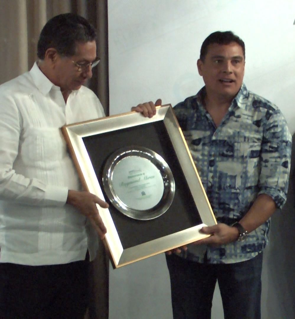 .- PREMIO CABALLO DEL AÑO.- El presidente de la Comisión Hípica Nacional, Francisco Pavonessa (izquierda), entrega a Raymond Abreu (derecha), propietario del caballo Alticornio, la placa que reconoce al ejemplar del Establo Fab Five como el Caballo del Año 2024. La entrega se hizo el miércoles, en la premiación a los más destacados de la hípica nacional ese año. 