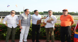 Primera Dama se lleva cl&aacute;sico &Aacute;ngel Contreras en el l V Centenario; pool paga sobre los 10 mil