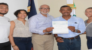 Entregan cheque de m&aacute;s de 15 millones a ganador de El Poolpote en el Quinto