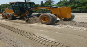 REALIZAN TRABAJOS DE MANTENIMIENTO EN LA PISTA DEL QUINTO CENTENARIO