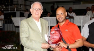 MANFED CODIK ENTREGA TROFEO &ldquo;CARRERAS BAJO LAS ESTRELLAS&rdquo; EN PUERTO RICO"