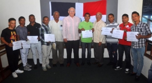 Manfred Codik presidente Comisi&oacute;n H&iacute;pica Nacional , Oquendo Medina administrador del Hip&oacute;dromo V Centenario y Manuel Hierro Director de la escuela vocacional posan junto a los nuevos jinetes que la ma&ntilde;ana del jueves 28 recibieron sus diplomas y licencias como profesionales.